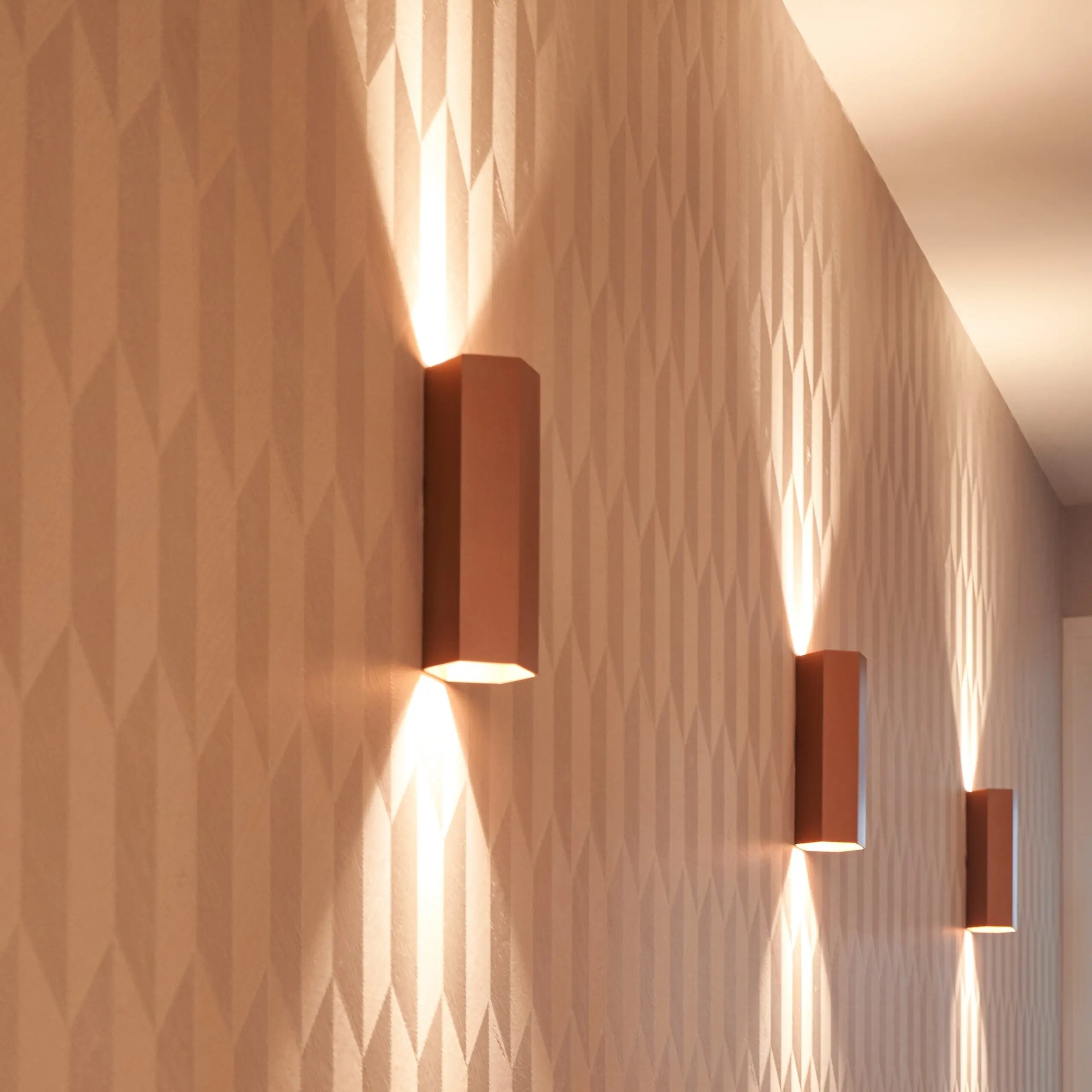 Bergen detail behang grafisch met bronzen wandlamp hexagon MaeN interiors interior design Martijn Ensink